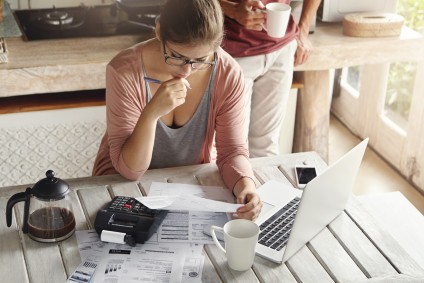 Renew mortgage. Couple Facing Debt Problems, Not Able To Pay Out Their Mortgage.