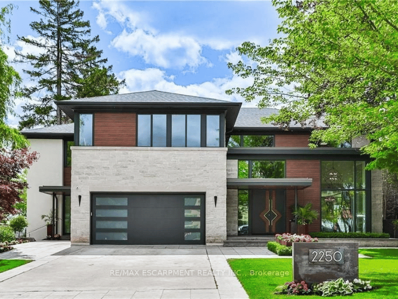 modern home in Oakville Ontario