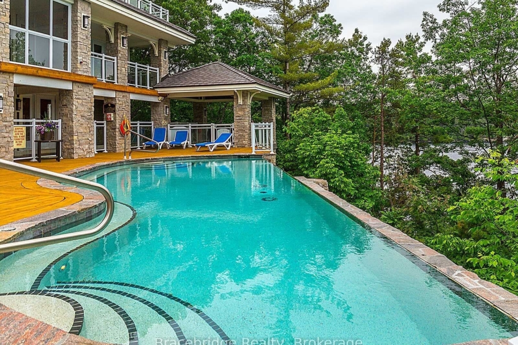 1869 Muskoka Road 118 Highway W, Muskoka Lakes